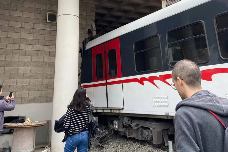 Türkiyədə metroda DƏHŞƏT YAŞANDI - Vaqon relsdən ÇIXDI