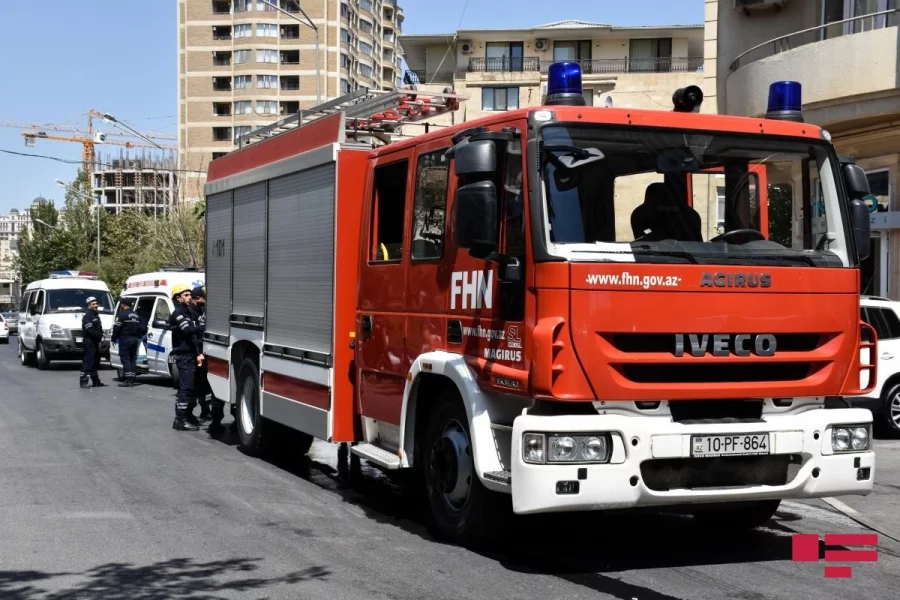 Bakıda ticarət mərkəzi yanır 