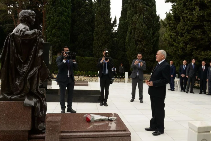 İraq Prezidenti Heydər Əliyevin məzarını və Şəhidlər xiyabanını ziyarət edib - FOTO