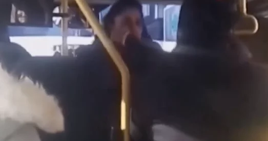 Ərini avtobusda sevgilisi ilə tutdu - VİDEO