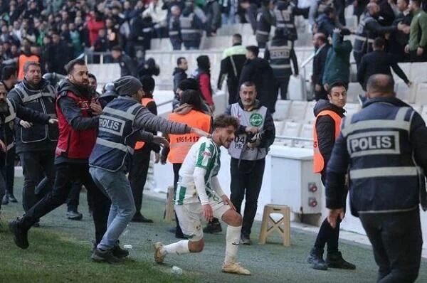 Türkiyə futbolunda daha bir insident yaşandı - VİDEO