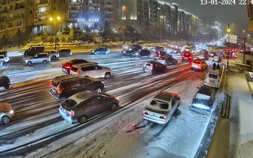 Bakıda qar yollarda tıxaca səbəb olub 