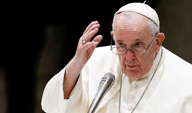 Papa Fransisk istefa çağırışlarına cavab verib 