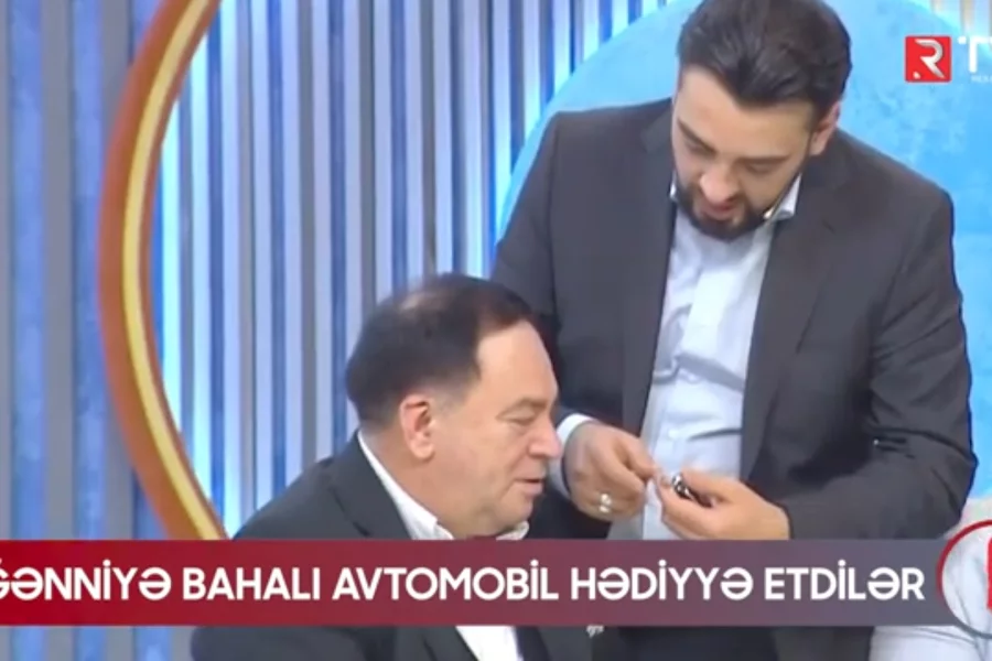 Əlikram Bayramova 75 minlik avtomobil hədiyyə etdilər - VİDEO