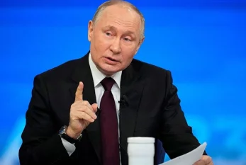 Putin ilk dəfə seçki qərargahına getdi 