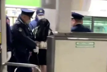 Yaponiyada silahlı qadın metroda sərnişinlərə hücum edib, xəsarət alanlar var 