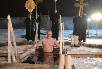 Putin buzlu suya girdi - Video