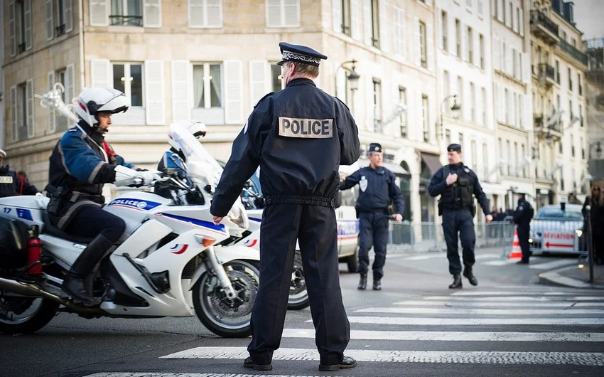 Fransada polis əməkdaşlarına bıçaqla hücum edilib 