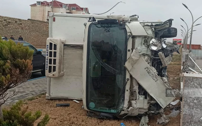 Sumqayıtda "Prius"la toqquşan yük maşını aşıb, XƏSARƏT ALANLAR VAR