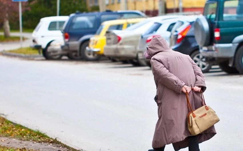 77 yaşlı qadını avtomobil vuraraq öldürdü 