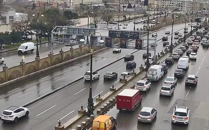 Bakıda tıxac yaranan yolların adları açıqlanıb 