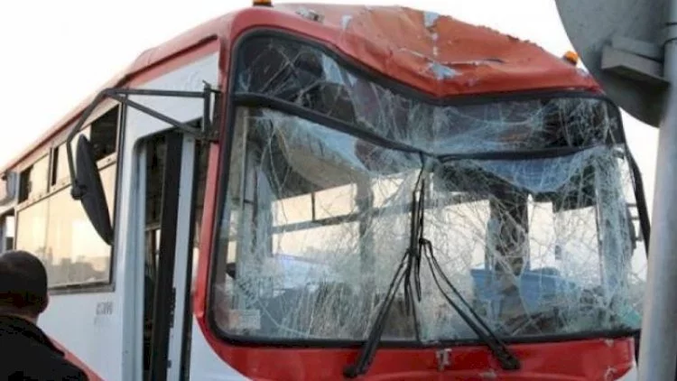 Bakıda avtobus qəzaya uğradı: Yaralanan var 