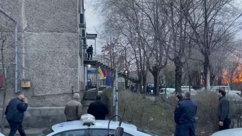 Ermənistanda polis qərargahına hücum edildi 
