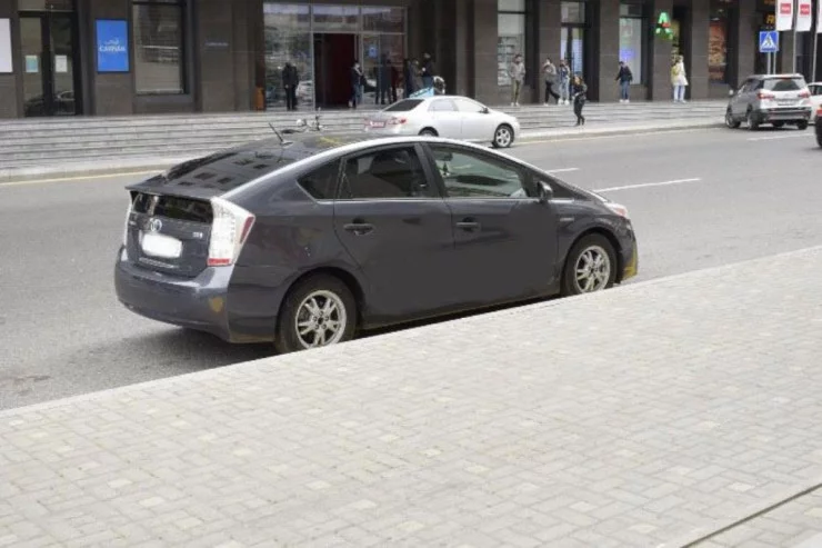 Binəqədidə "Toyota Prius"u QAÇIRDILAR