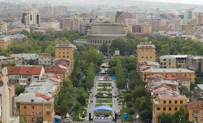 İrəvanda silahlılar polis şöbəsinə basqın etdi 