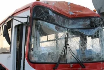 Bakıda avtobus qəzaya uğradı: Yaralanan var 