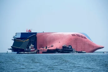 Yaponiya sahillərində kimyəvi yüklü tanker çevrilib 