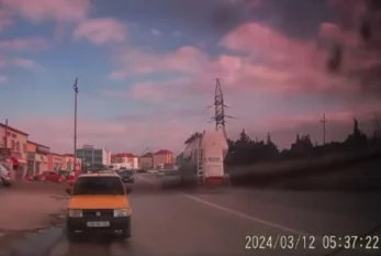 Bakıda yük maşını "Prius"u sürüdü - VİDEO