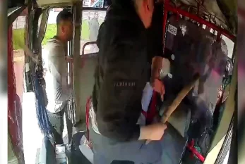 Avtobus sürücüsü sərnişinə hücum etdi VİDEO