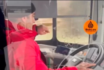 Bakıda avtobus sürücüsü sükan arxasında tum çırtlayıb video izlədi - VİDEO