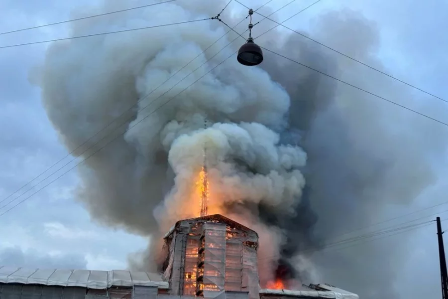17-ci əsrə aid birja binası yandı - FOTOlar