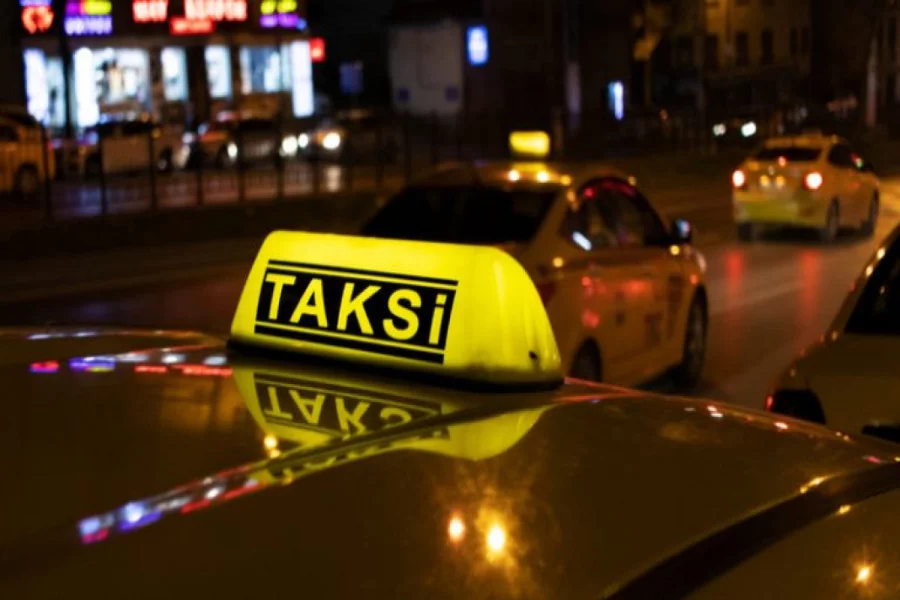 Taksi sürücüsü piyadanın burnunu sındırdı - VİDEO