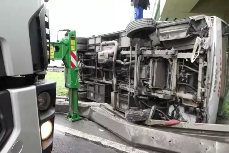 Polisləri daşıyan mikroavtobus aşdı 