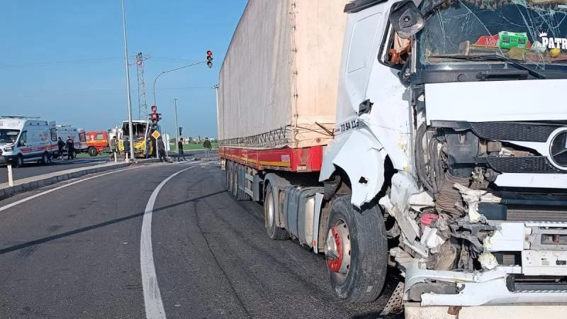 DƏHŞƏTLİ QƏZA: Avtobusla yük maşını toqquşdu