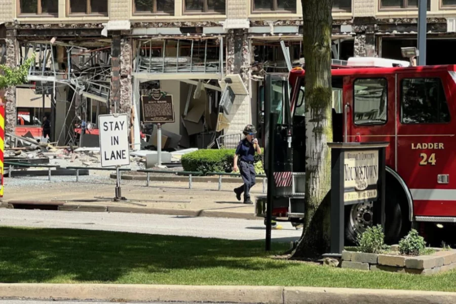 Bank binasında güclü partlayış: Dağıntılar altında insanlar var - FOTO