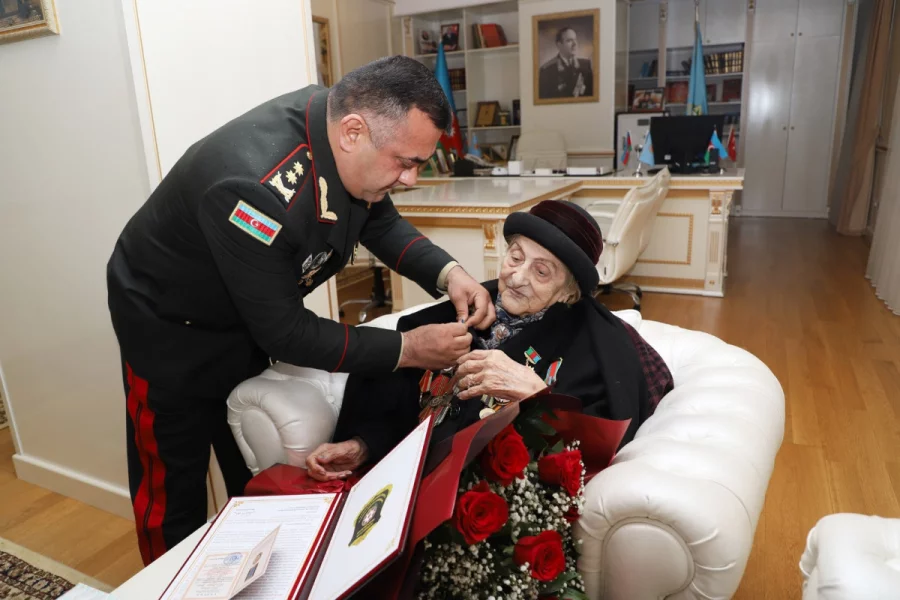 Səfərbərlik Xidməti 102 yaşlı veteranı təltif etdi - FOTO