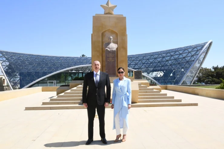 İlham Əliyev və xanımı Həzi Aslanovun məzarını ziyarət etdi 