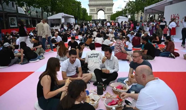 "Fransız xalqı kef edir": 4 min nəfərlik piknik