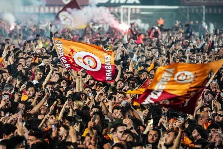 Çempion Qalatasaray coşğulu qarşılandı - FOTOlar