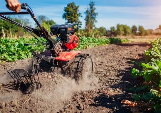 FACİƏ: Mini traktor məktəblinin ayağını kəsdi 