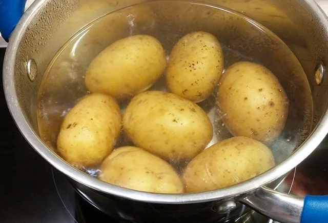 Kartofu bişirən zaman suyuna nə qədər duz tökmək lazımdır? 