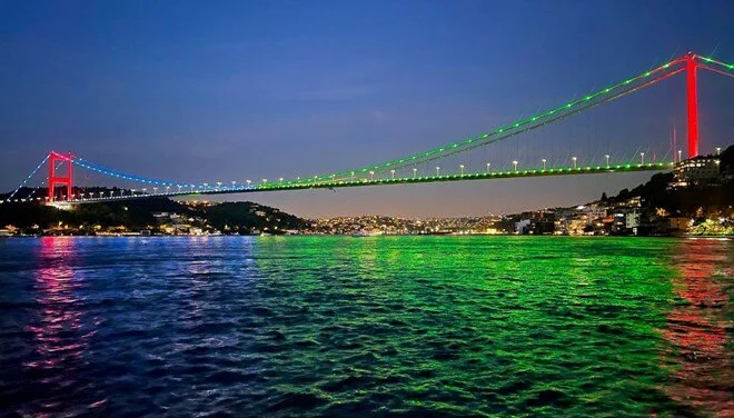 İstanbulda körpülər Azərbaycan bayrağının rəngləri ilə işıqlandırıldı 