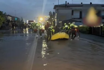 Daha bir ölkədə baş verən daşqın 15 nəfərin həyatına son qoydu 