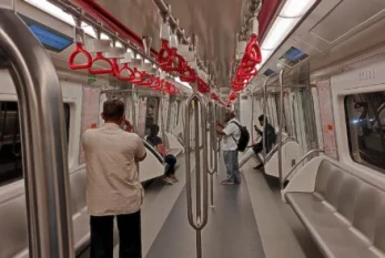 Metroda rəqs edən qadının GÖRÜNTÜLƏRİ gündəm oldu