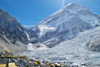 Everestdə mövsümünün ilk ölümü 