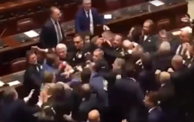 İtaliya parlamentində 11 deputat işdən çıxarıldı 