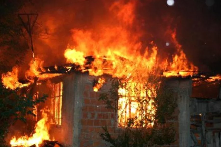 Şamaxıda bir həyətdə 2 ev yandı 