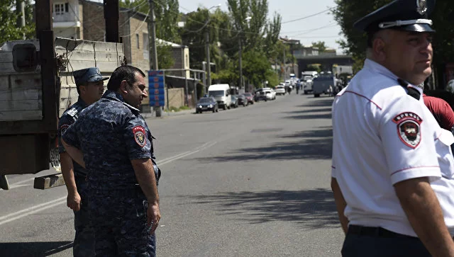 İrəvanda polis hökumət binasını mühasirəyə aldı 