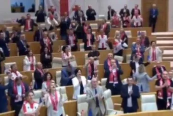 Gürcüstan parlamentində deputatlar rəqs etdi - VİDEO