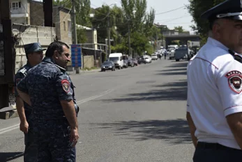 İrəvanda polis hökumət binasını mühasirəyə aldı 