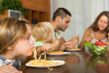 Pediatr boğulan uşağa ilkin tibbi yardımın necə göstəriləcəyini söylədi 