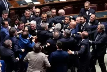 İtaliya parlamentində yumruqlu DAVA - VİDEO