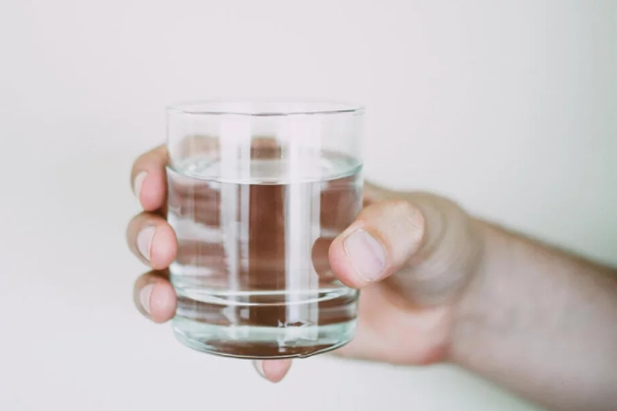 Az su içmək böyrək daşı riskini artırır 
