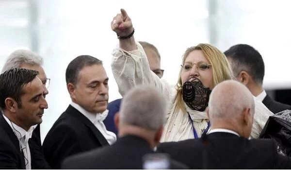 Deputat Avroparlamentin iclasında it ağızlığı taxtı 