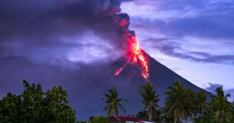 Etna vulkanı 6 kilometr yüksəkliyə kül püskürdü 