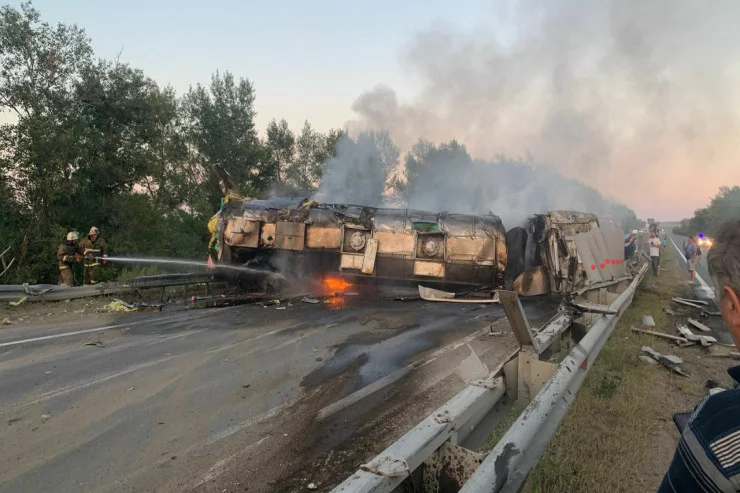 Yük maşını mikroavtobusla toqquşdu: 14 NƏFƏR ÖLDÜ